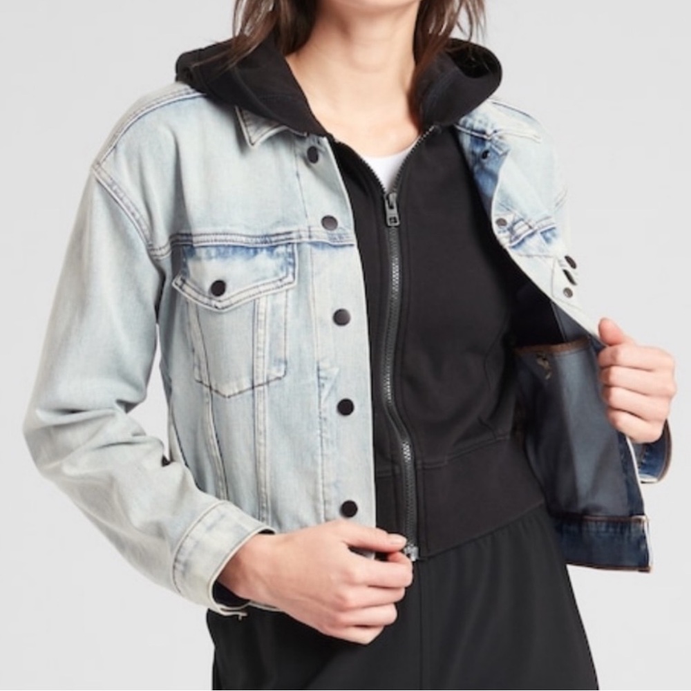 Athleta Women’s Double Time Light Wash Denim Jacket Black Hooded Layer Med EUC